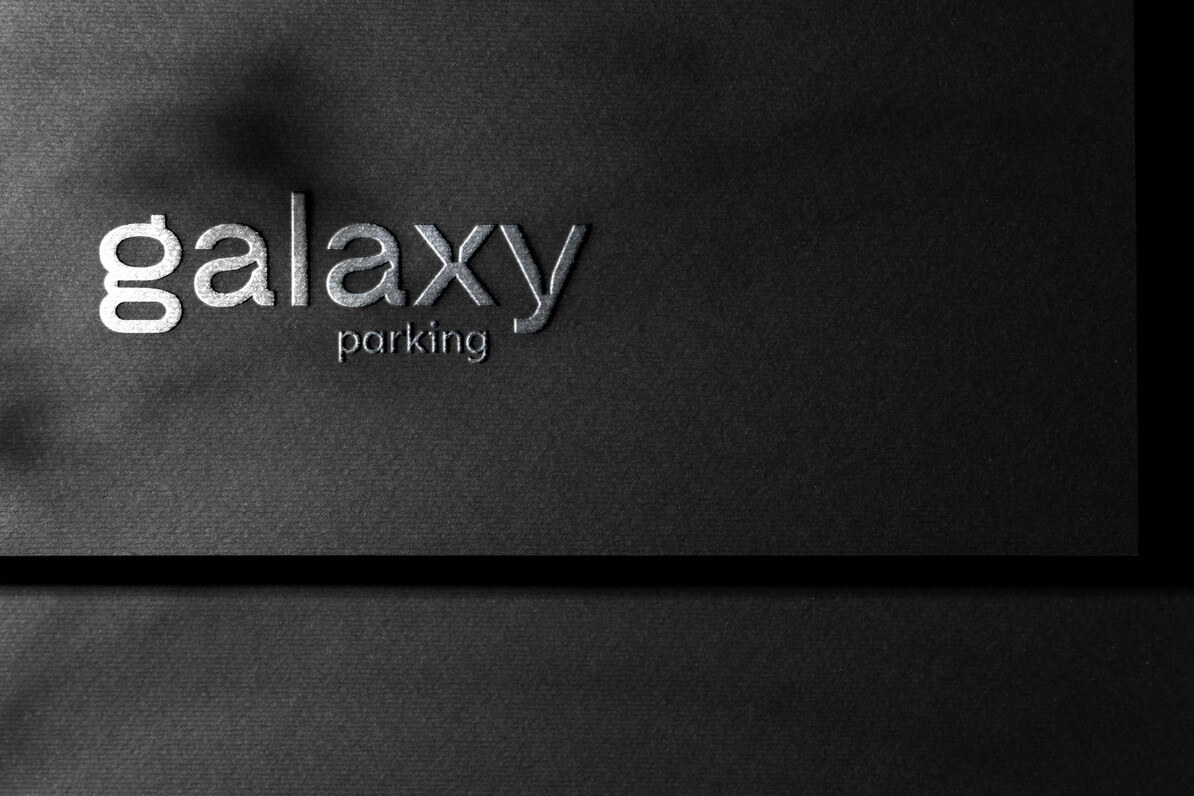 Galaxy Parking: оригинальная визуализация логотипа на графитовой фактурной поверхности