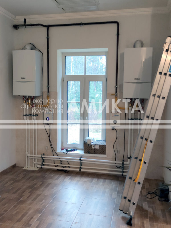 Монтаж котельной с размещением газовых котлов на первом этаже дома, а обвязки котельной - в подвале