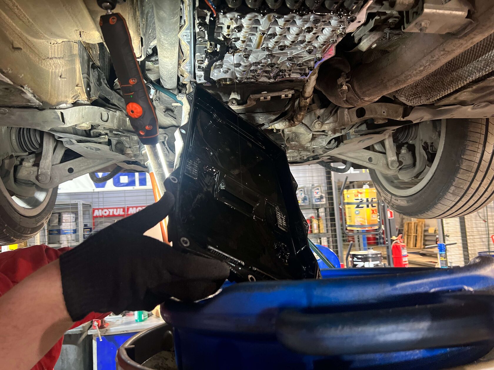 Демонтаж поддона АКПП BMW 7