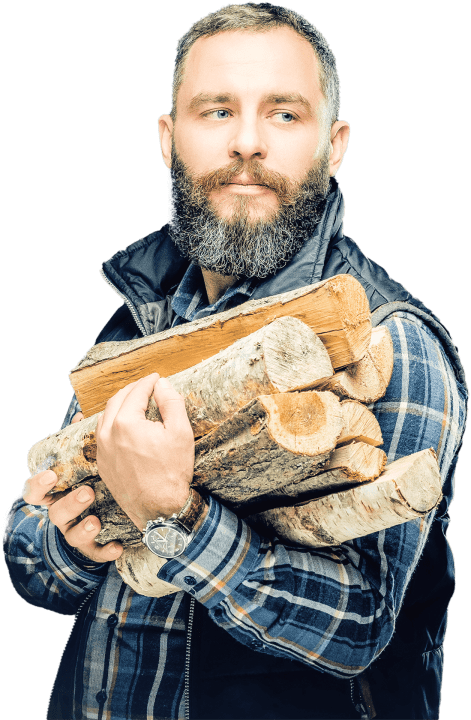 Мужчина с охапкой дров