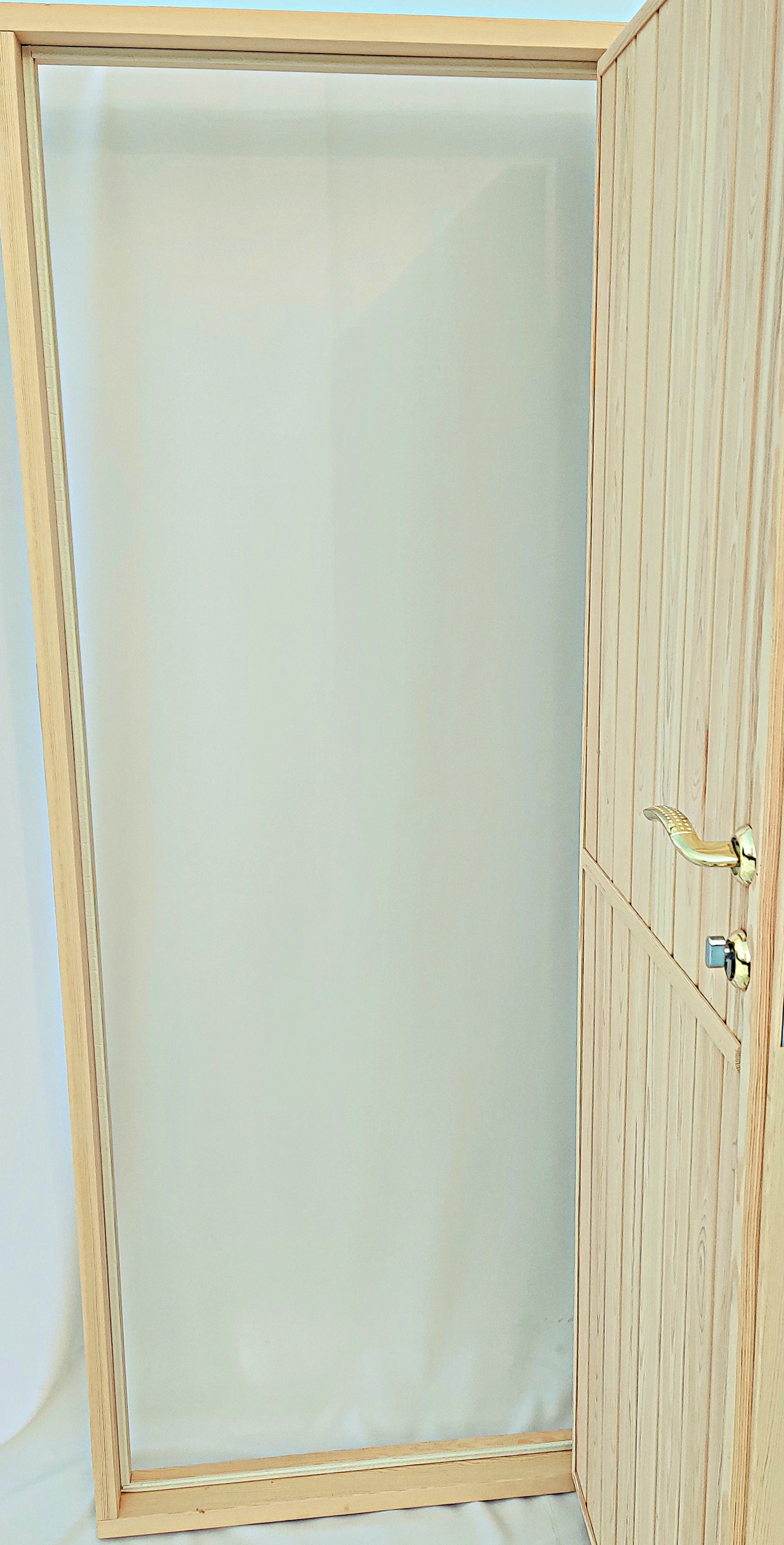 открытая деревянная входная дверь