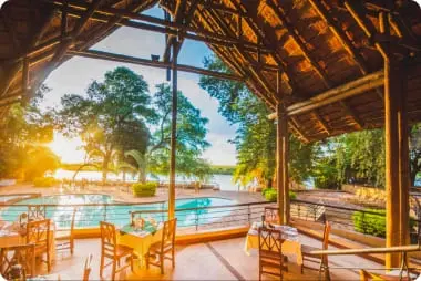 Терраса в роскошном колониальном лодже на реке Чобе