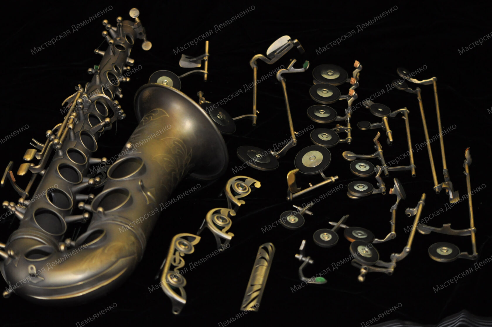 Музыка обработка саксофона. Мастерская саксофона. Инструменты для ремонта саксофона. Saxophon Unlacquered Custom class. Ремонт саксофонных подушечек для тенора.
