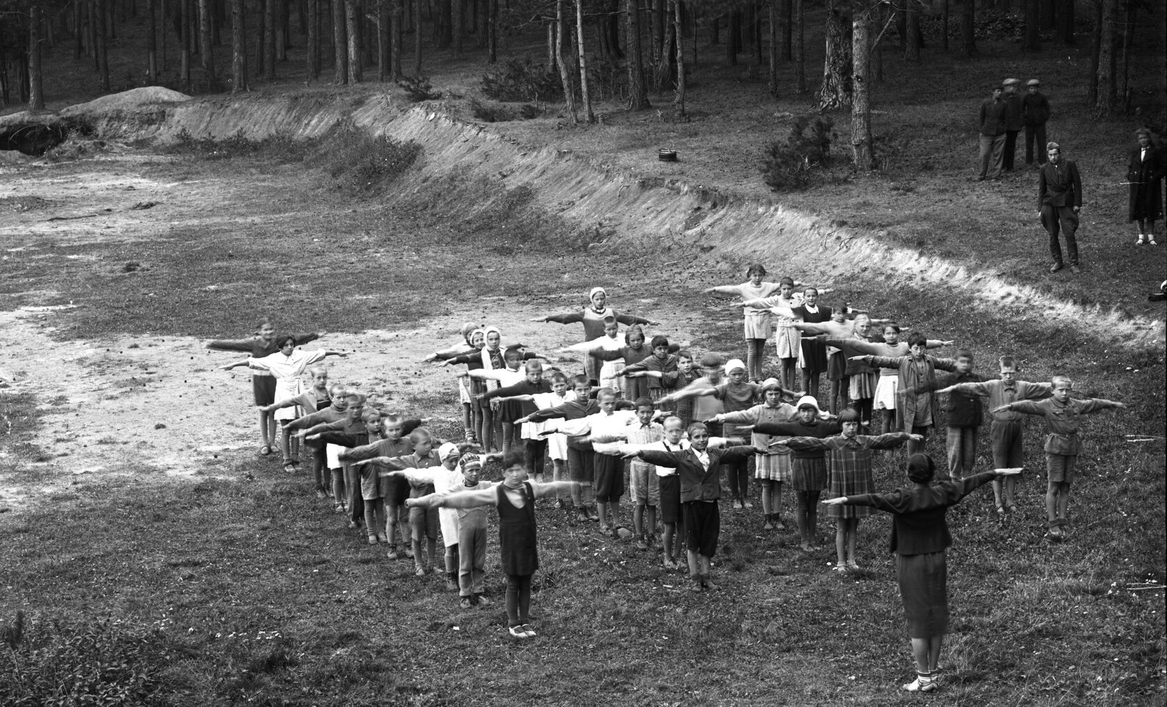 Физзарядка в пионерском лагере «Уралтяжтрубстроя». 1943 г. 