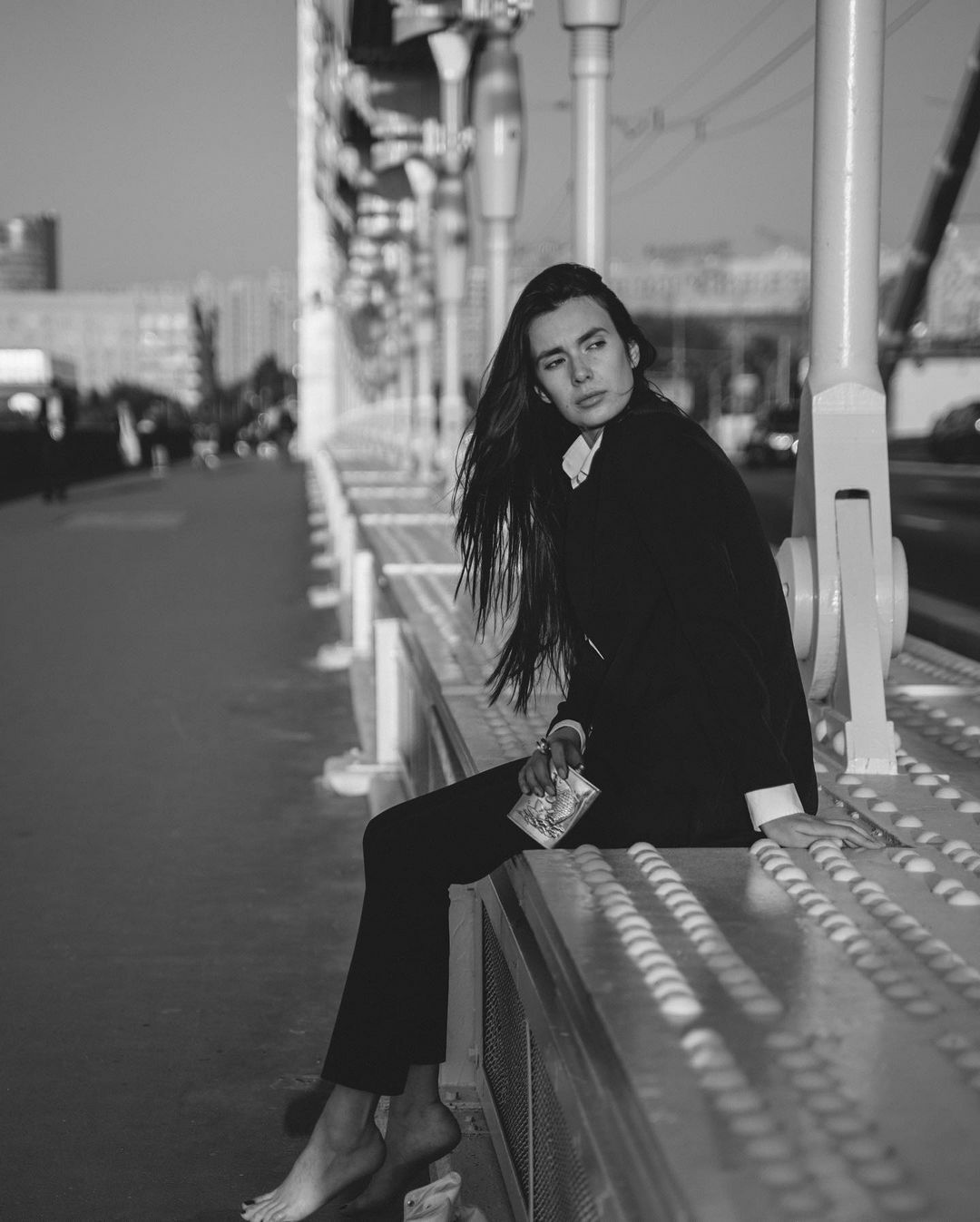девушка на мосту черно белая фотография