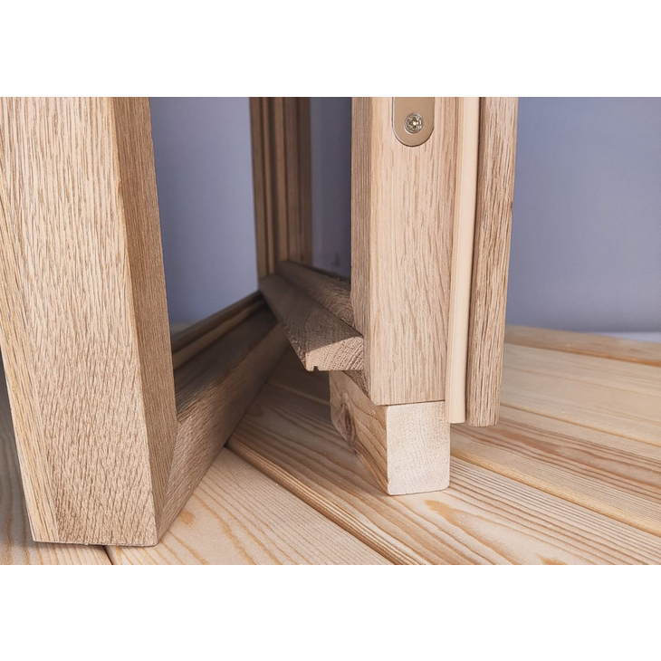 Открытое дубовое окно