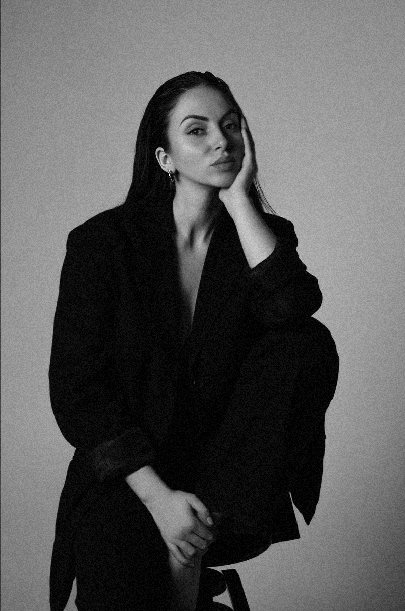 девушка держит щёку рукой