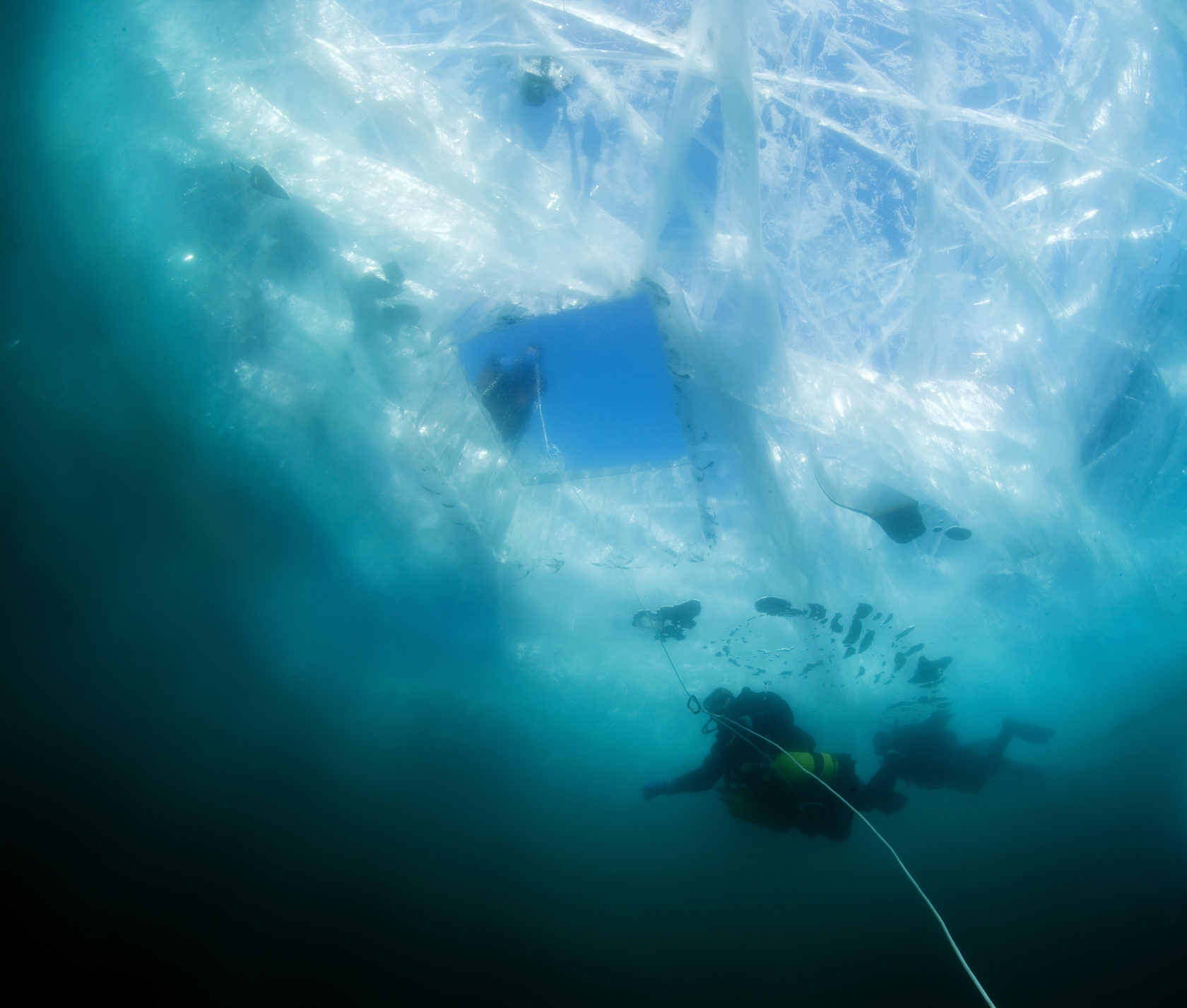 The world deepest lake is lake. Подо льдом. Вода подо льдом. Лед подо льдом. Океан подо льдом.