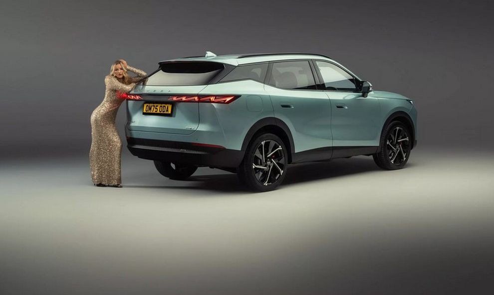 Котики, цветы и британский ливень. Omoda 7 покоряет Туманный Альбион