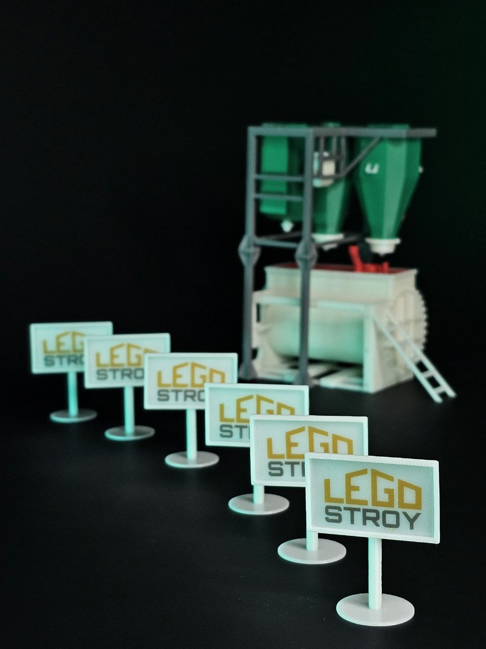 Узел смесителя и фирменные таблички LegoSTROY на макете