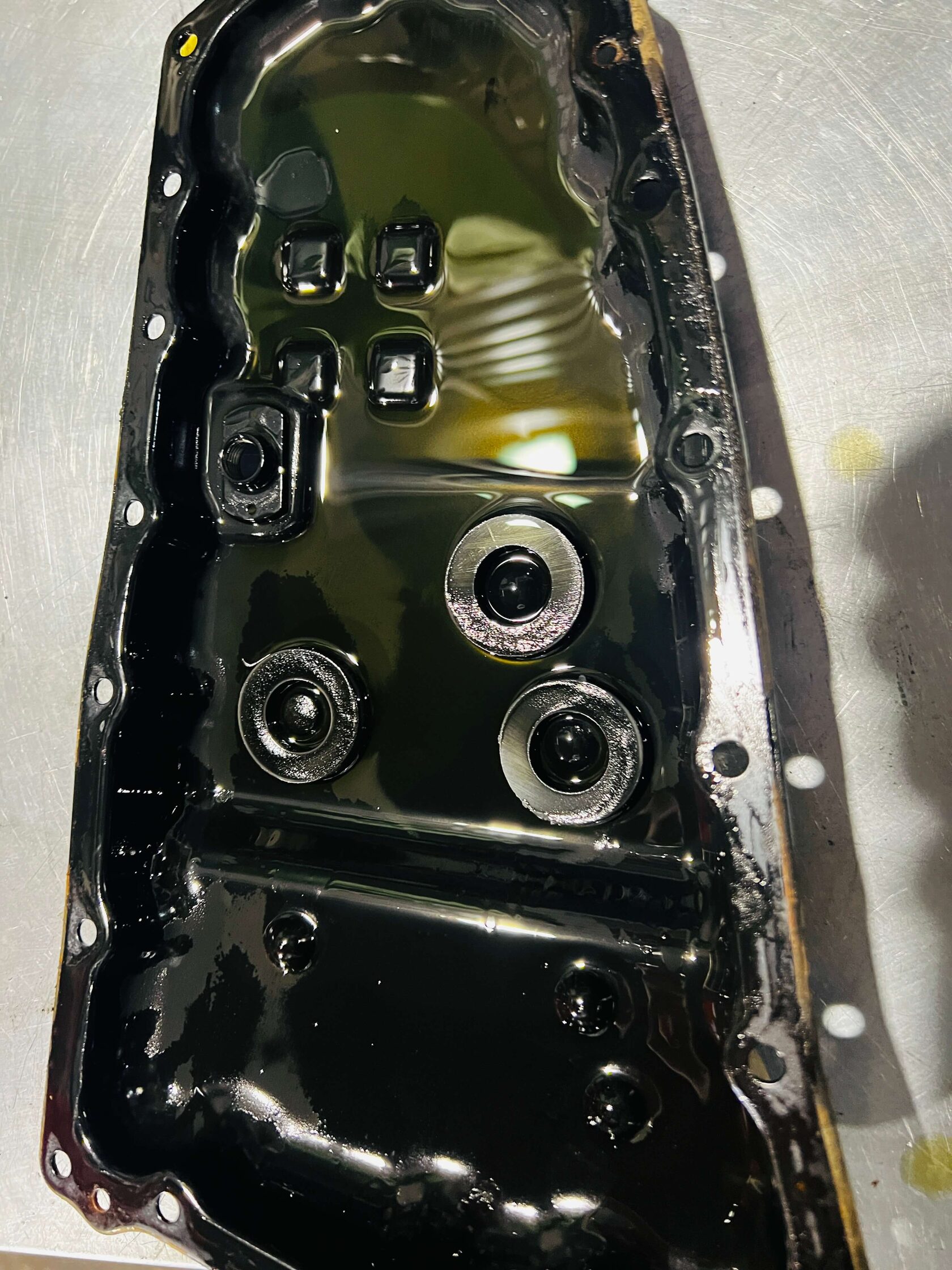 Снятый поддон вариатора с магнитами