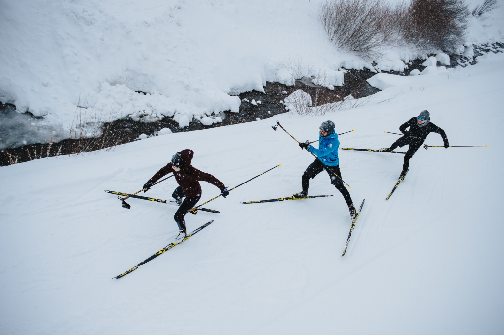 Лыжные гонки упражнения. Пара на беговых лыжах. Skating Ski. Лыжероллеры тренировки. Skating and Skiing.