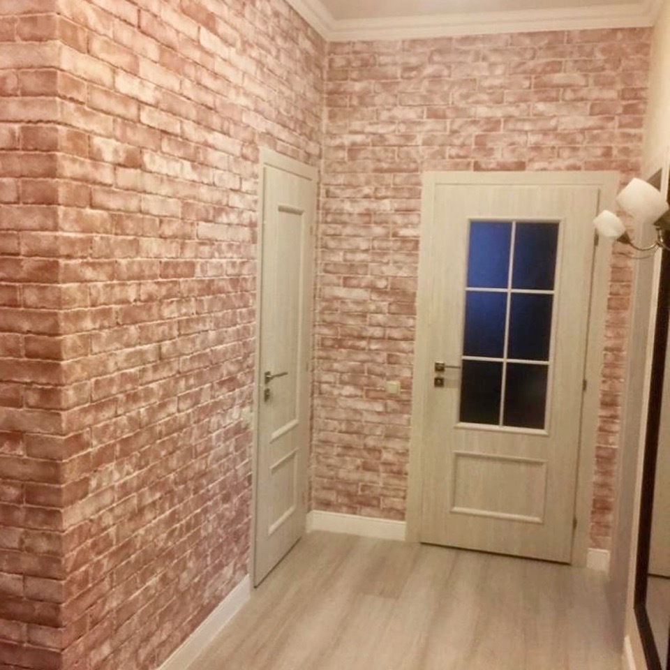 Декоративный кирпич и плинтус соединение