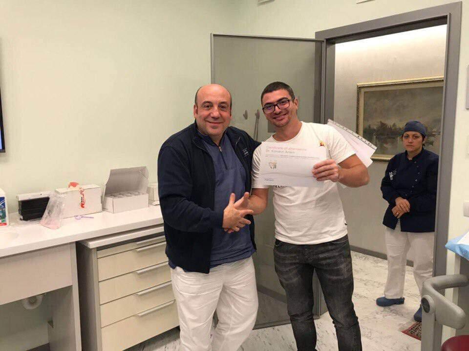 Вручение сертификата Артёму Корякину после практики у Энрико Альярди в Италии