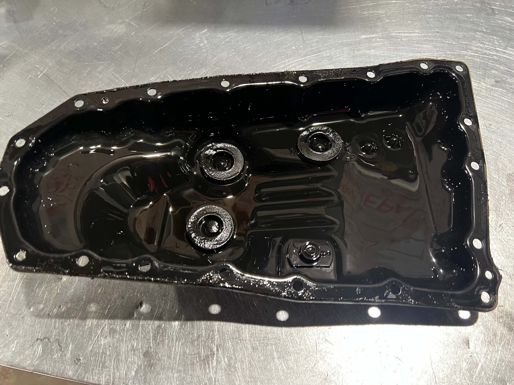 Сняли поддон вариатора на магнитах присутствуют следы естественного износа