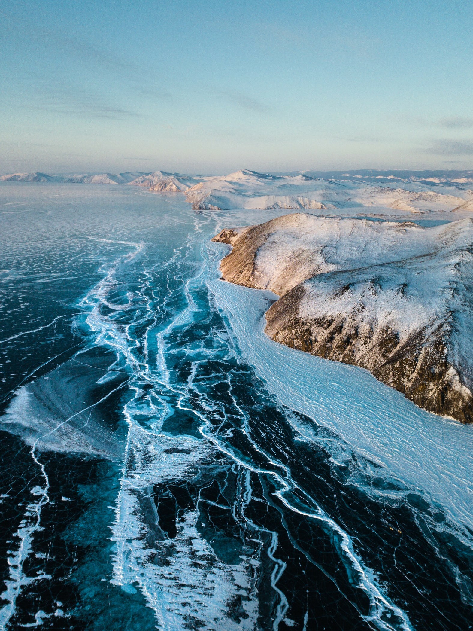 торосы байкала 2022. камни на льду байкала. на коньках по байкалу. ледяная сетка байкала. тур по льду байкала.