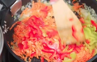 Приготовление щей из свежей капусты с болгарским перцем: шаг 5