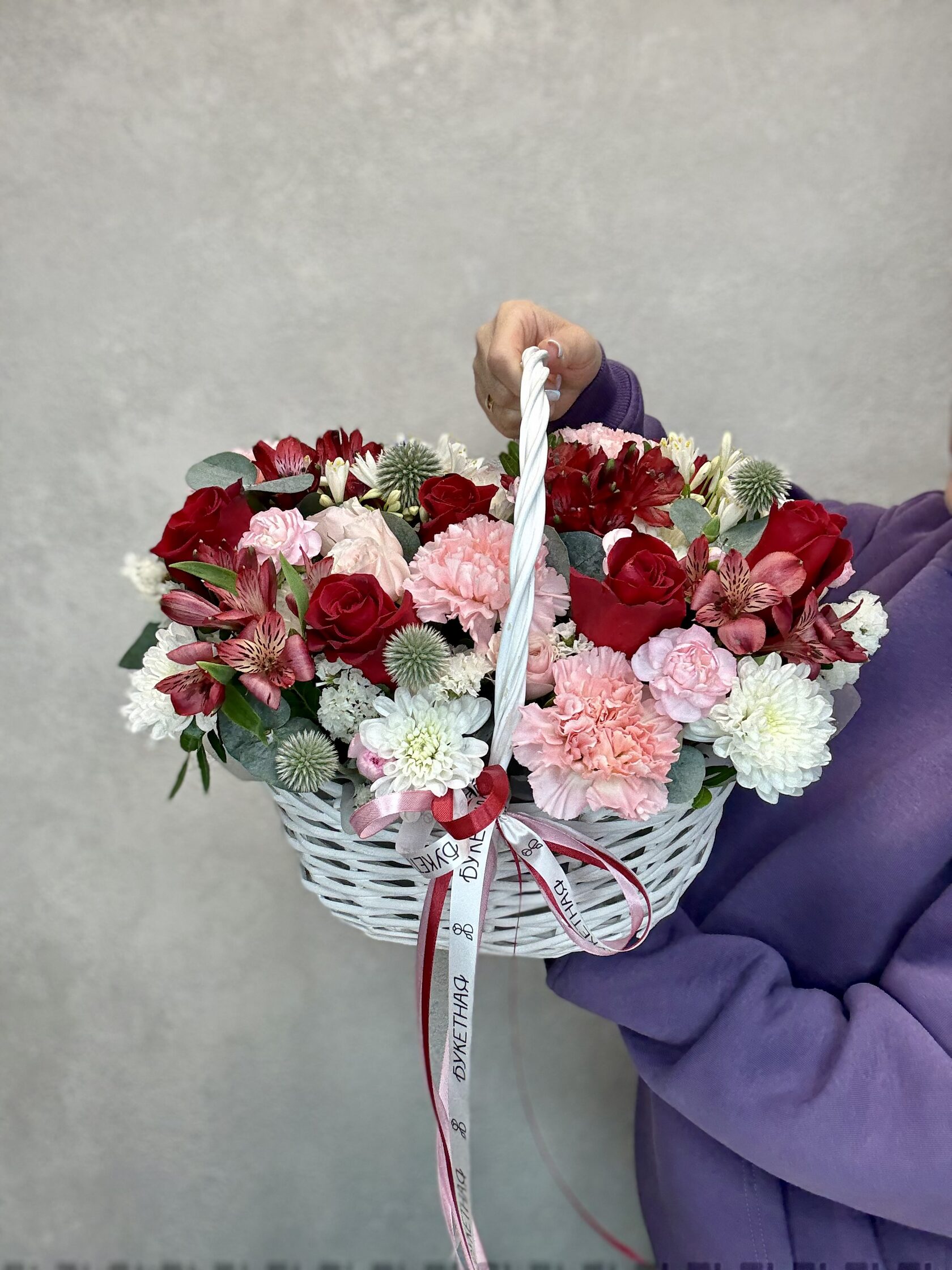 Композиция из живых цветов buketnaya54.ru 