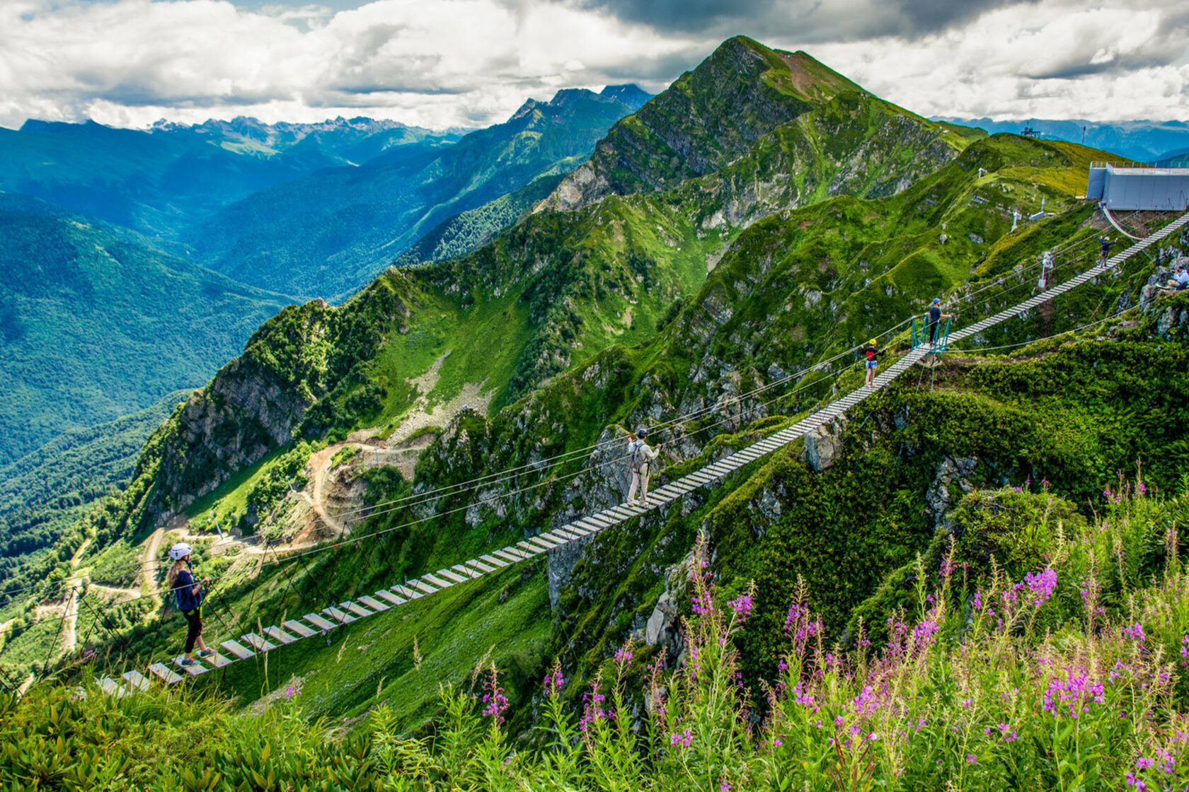 Альпы в швейцарии горнолыжка. Овернь-рона-альпы. Альпы сноубординг. Кавказские горы красная поляна. Горы зима.