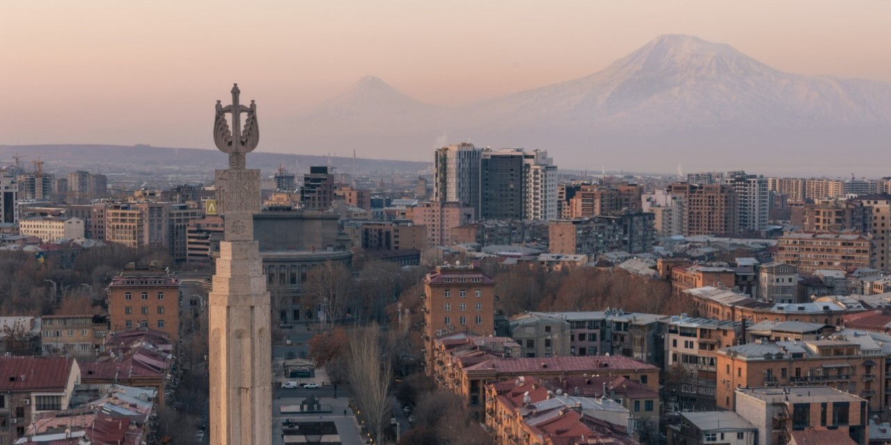 Панорама Еревана на закате с видом на гору Арарат, Армения