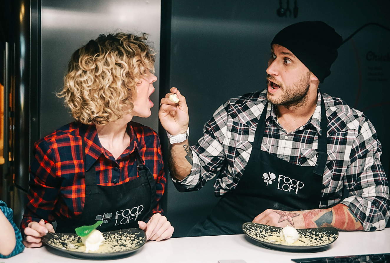 Друзья за ужином после готовки в дождливый день в Петербурге