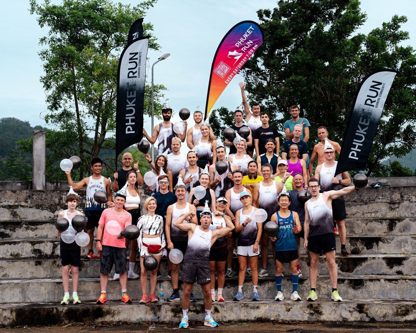 Общее фото бегового клуба PhuketRun на трёхлетии