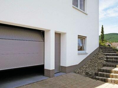 Секционные ворота с боковой дверью