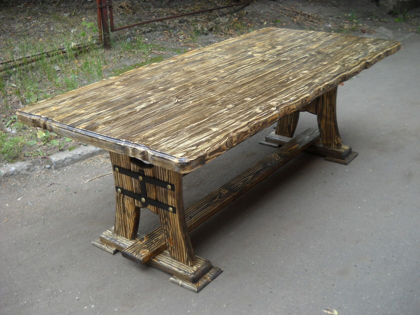 Старые массивные столы