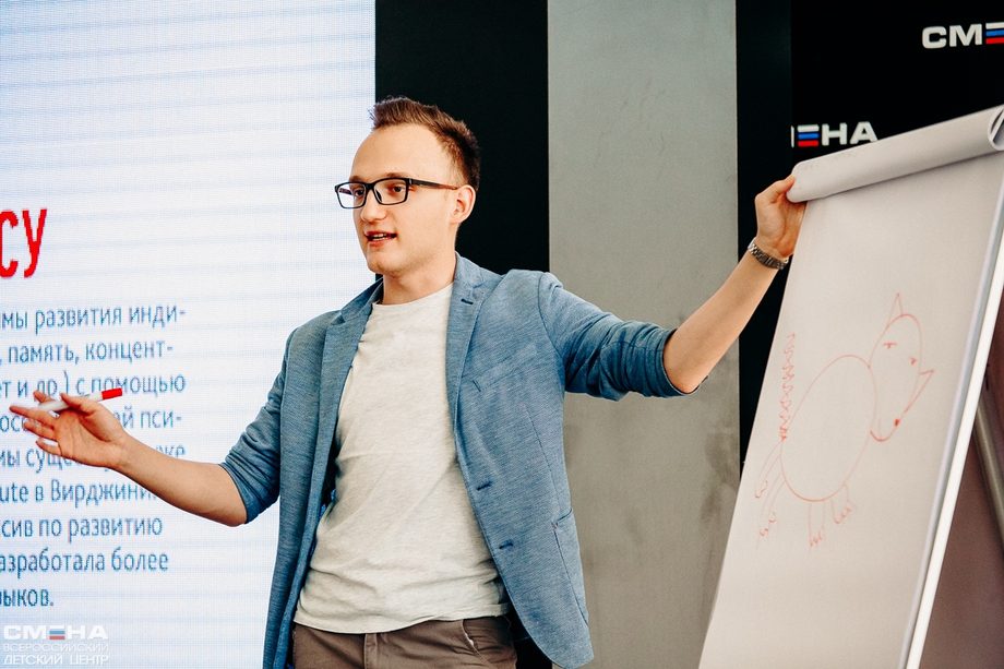 креативные идеи для бизнеса. стартап мышление. человек с идеей. маркетолог. творческий подход.