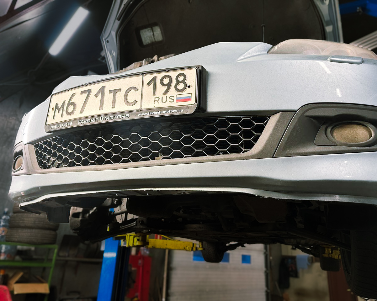 Mazda 3 на подъёмнике в автосервисе 4AUTO перед заменой цепи ГРМ в Санкт-Петербурге