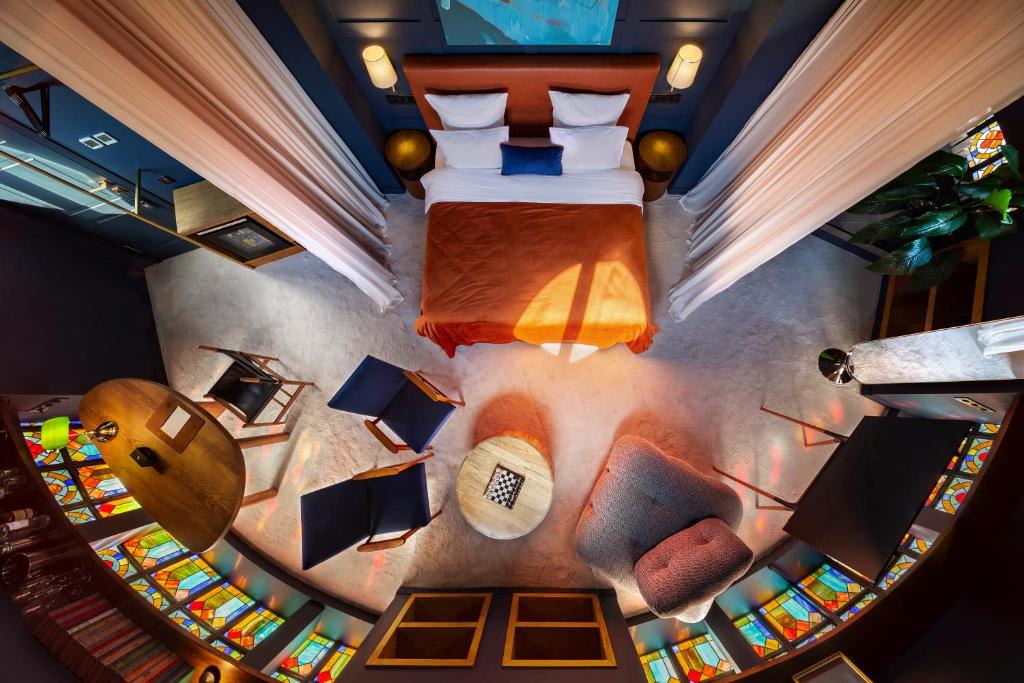 Zorba Bond Dome Suite