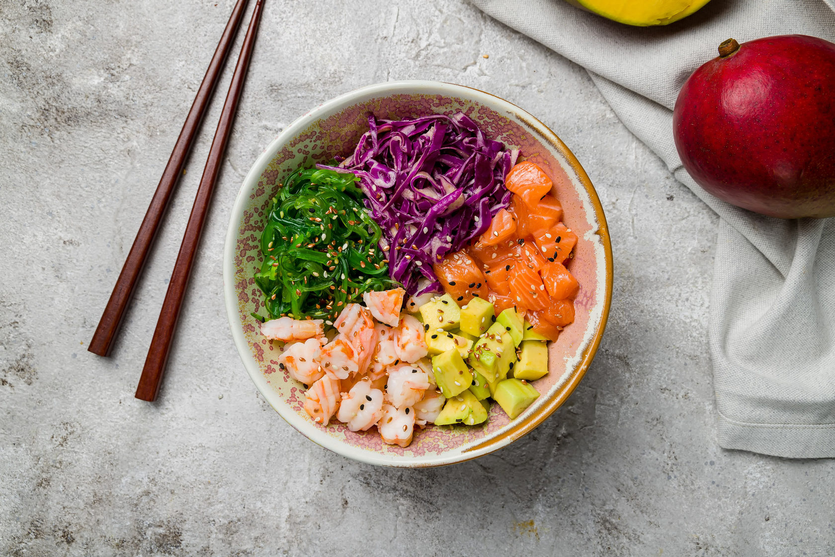 Поке владивосток. Поке. Sushi Bowl. Боул с лососем и авокадо. Поке с креветками.