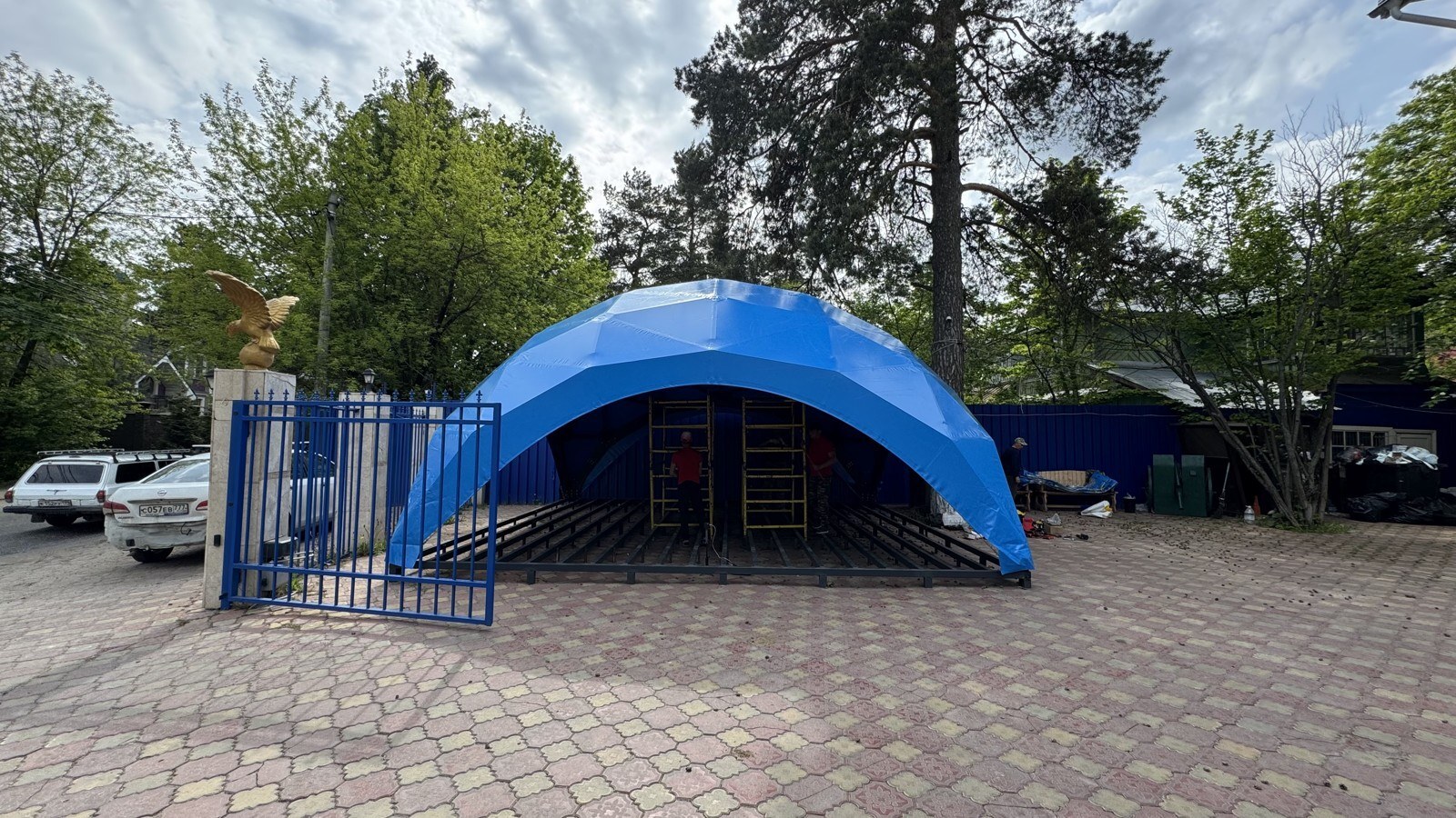 Купол с синей тентовой кровлей