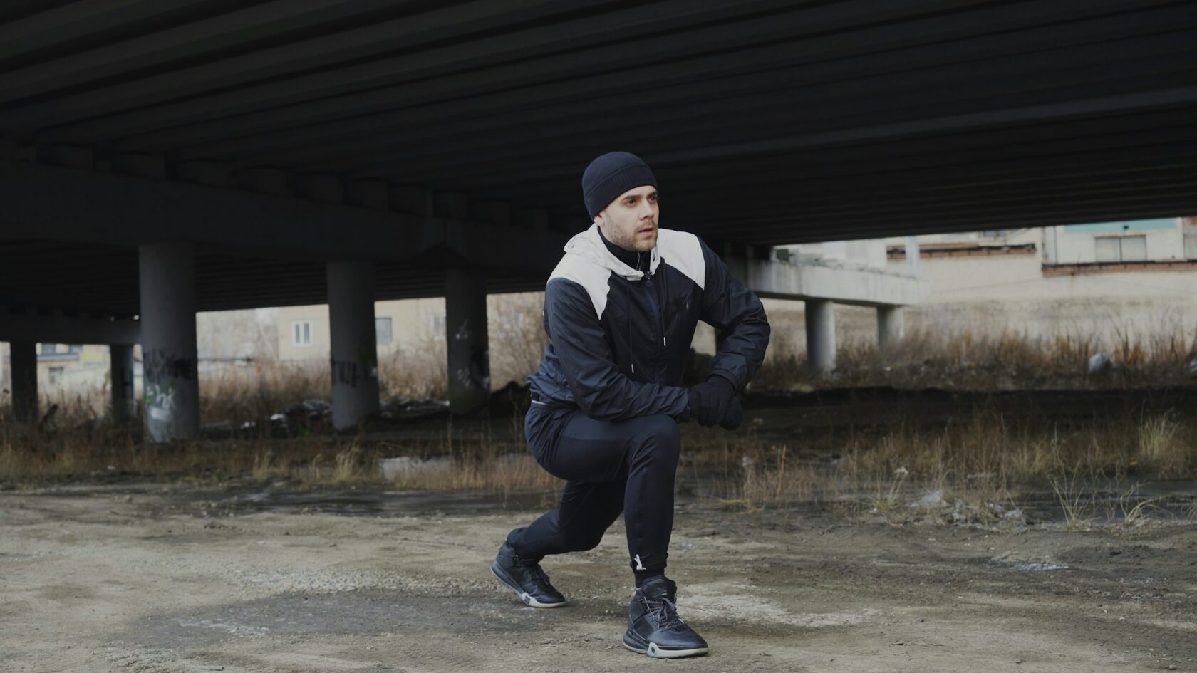 Мужчина бежит по мосту в городе