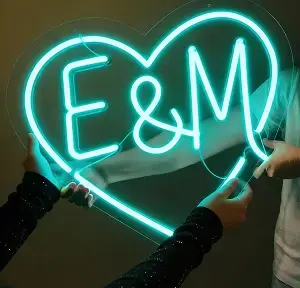 неоновая вывеска буквы