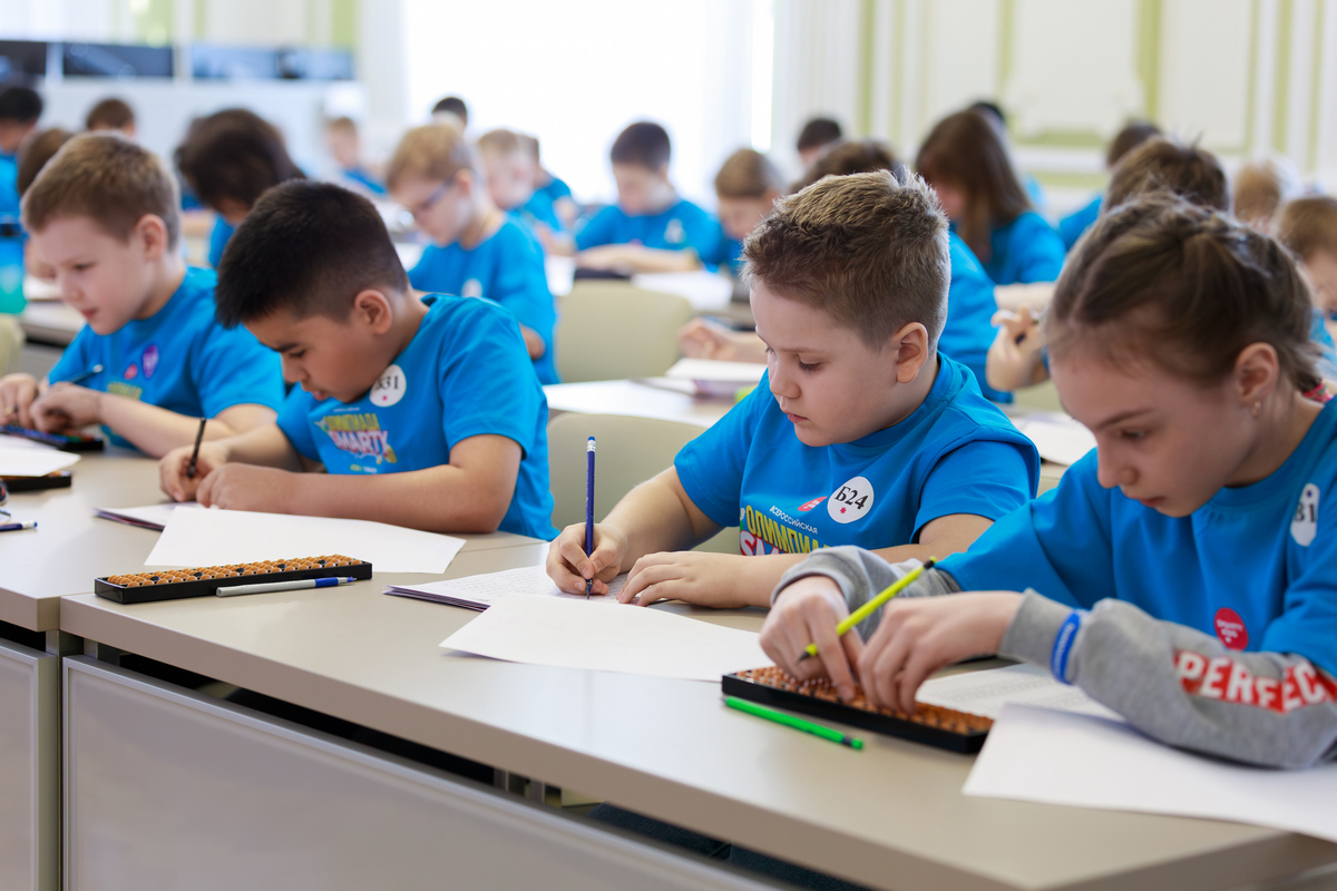 Дети считают на абакусах во время Всероссийской олимпиады SmartyKids 2026