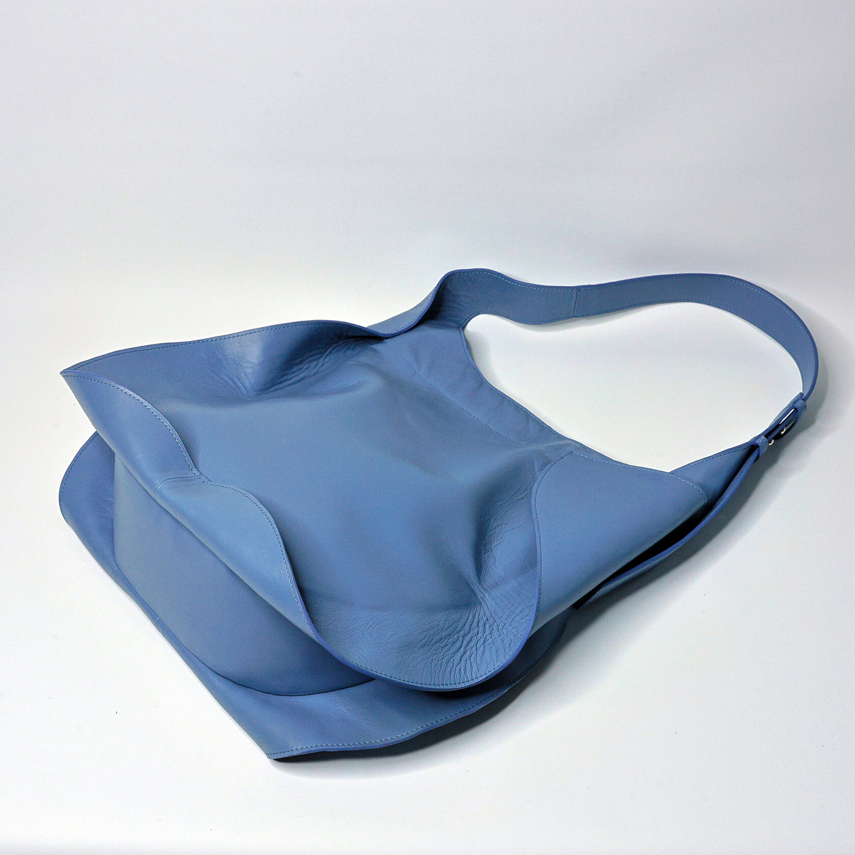  объемная дизайнерская сумка Wave тоут голубого цвета из натуральной кожи премиум качества