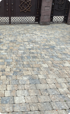 Благоустройство коммерческих объектов и жилых территорий волнообразной брусчаткой Беганит в цвете Бристоль из коллекции ColorMix 