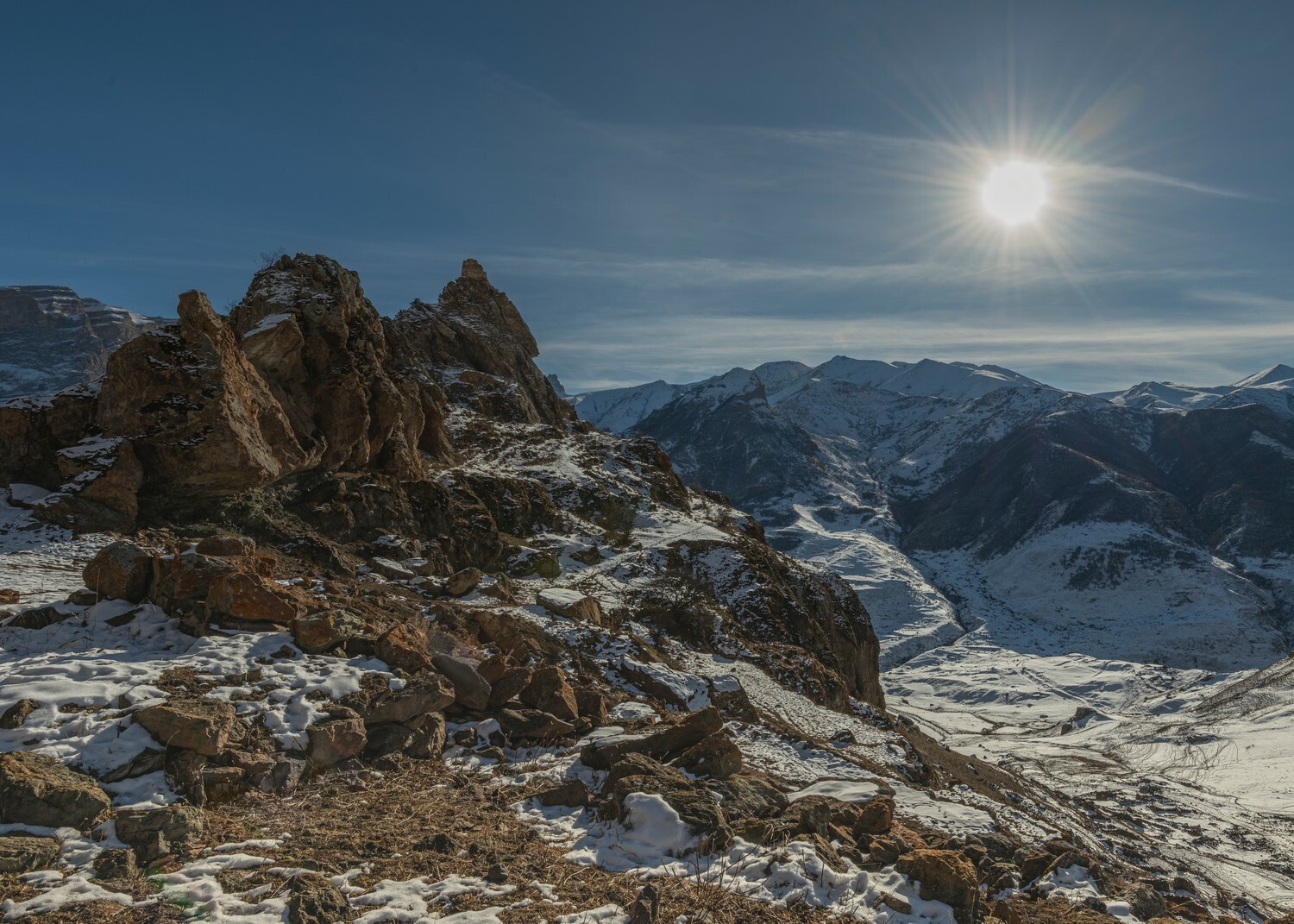 Безенгийская стена камень