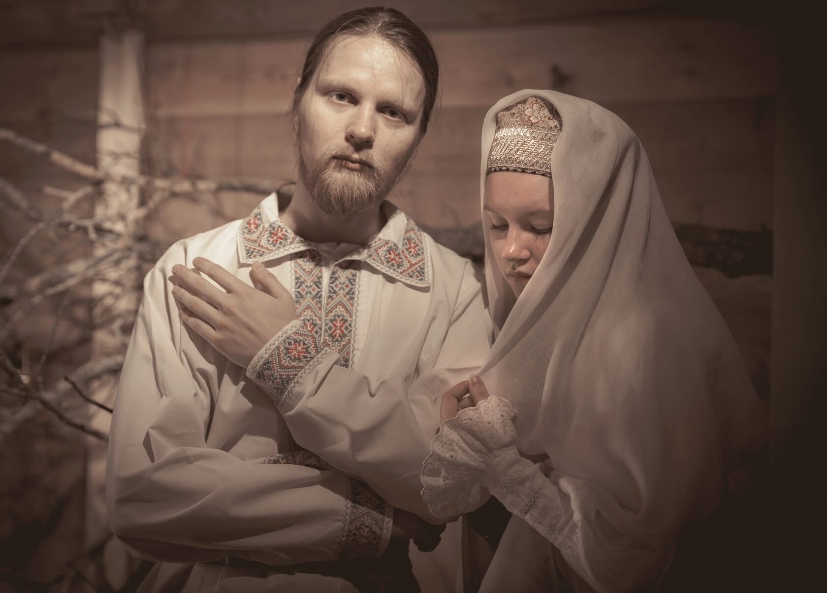 Жених и невеста в традиционных нарядах
