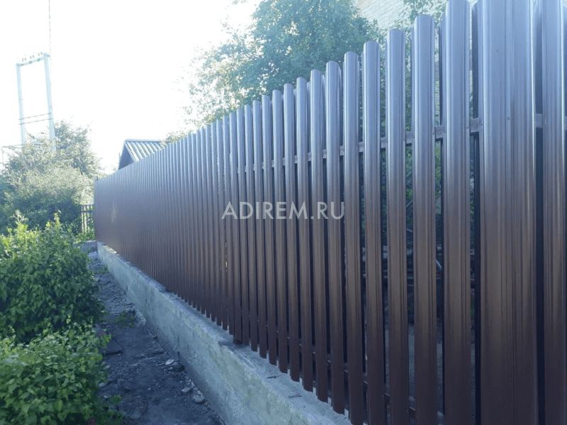 евроштакетник на бетонном основании рал 8017 коричневый