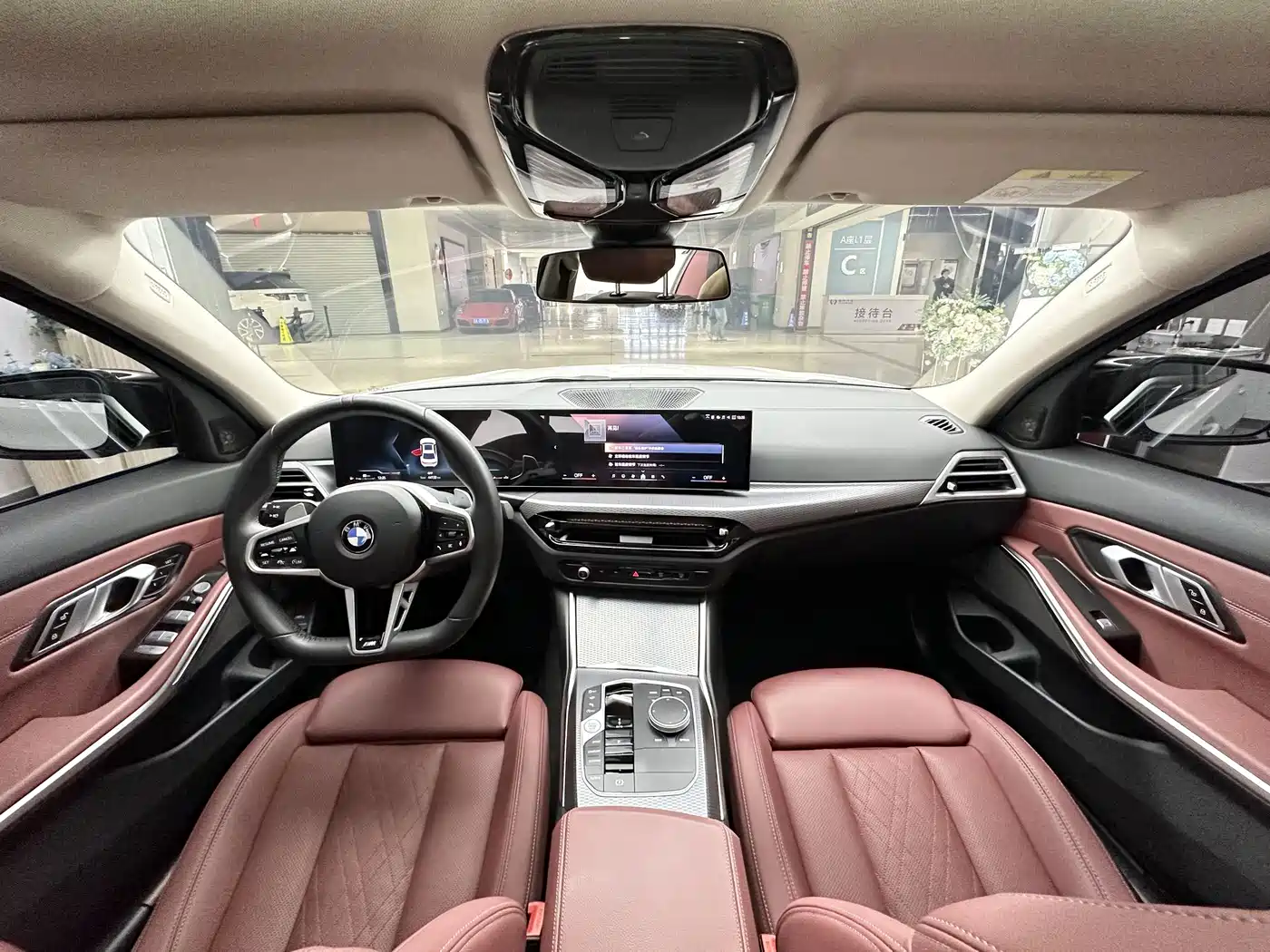 BMW 330Li G28 2024 M Sport Night Edition — салон с красными передними сиденьями, широким дисплеем и стеклянной крышей