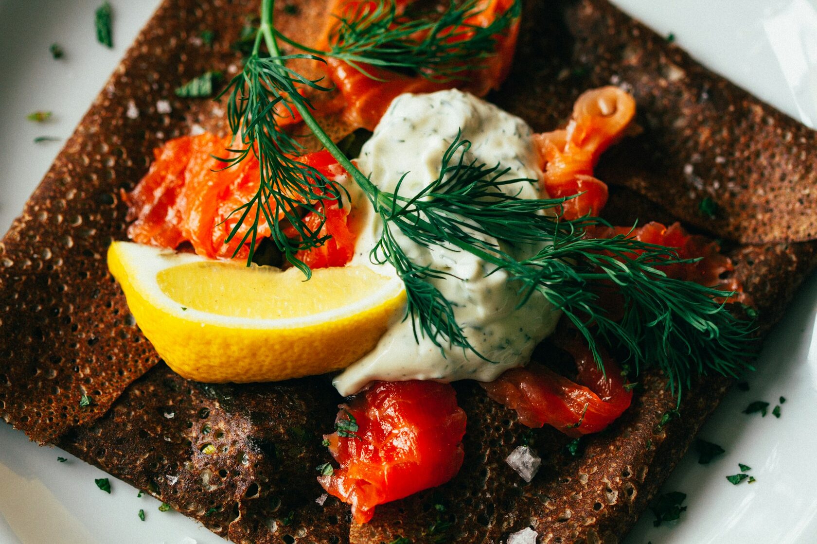 Овсяноблин с творожным сыром, зеленью и помидорами