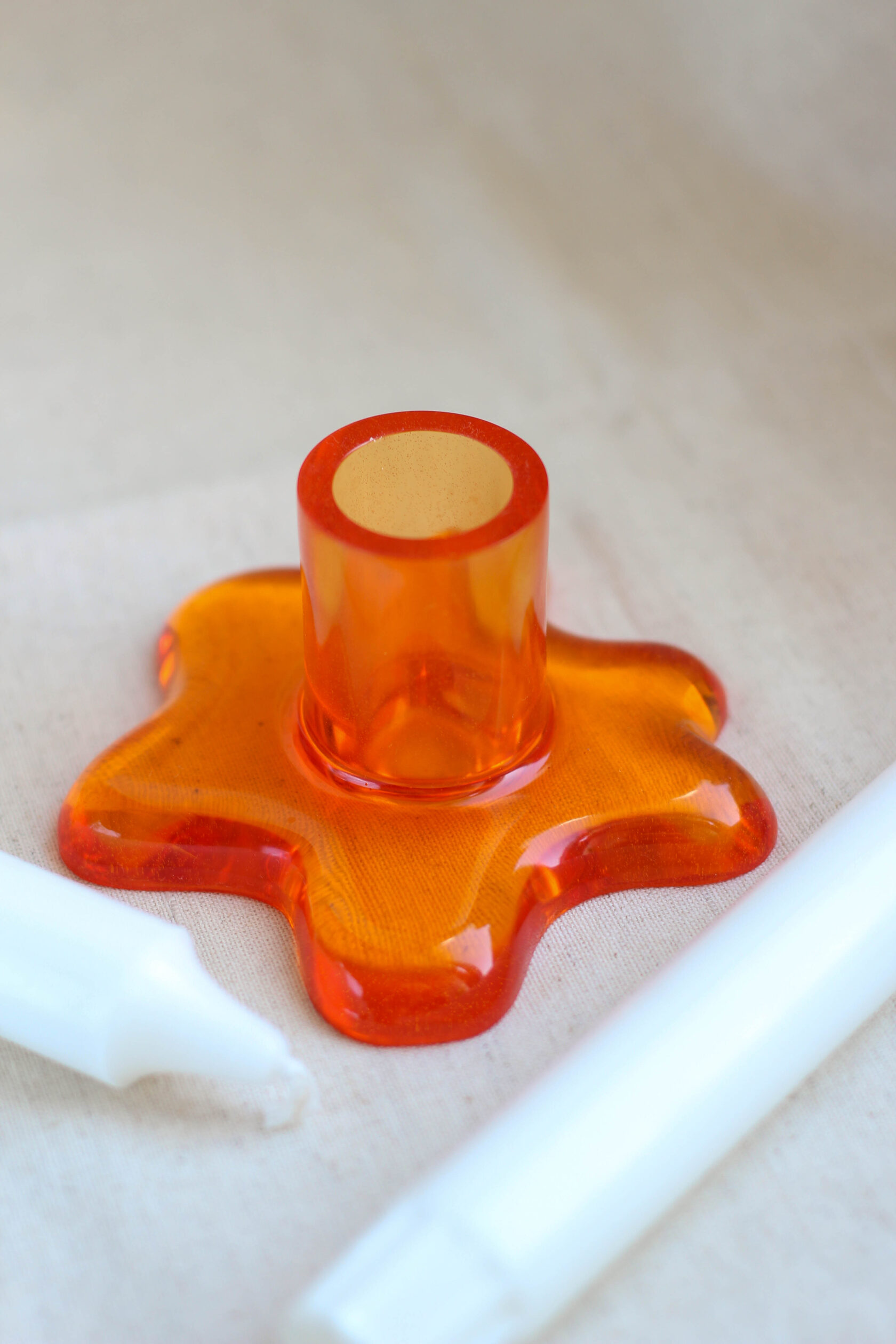 Подсвечник из эпоксидной смолы оранжевый