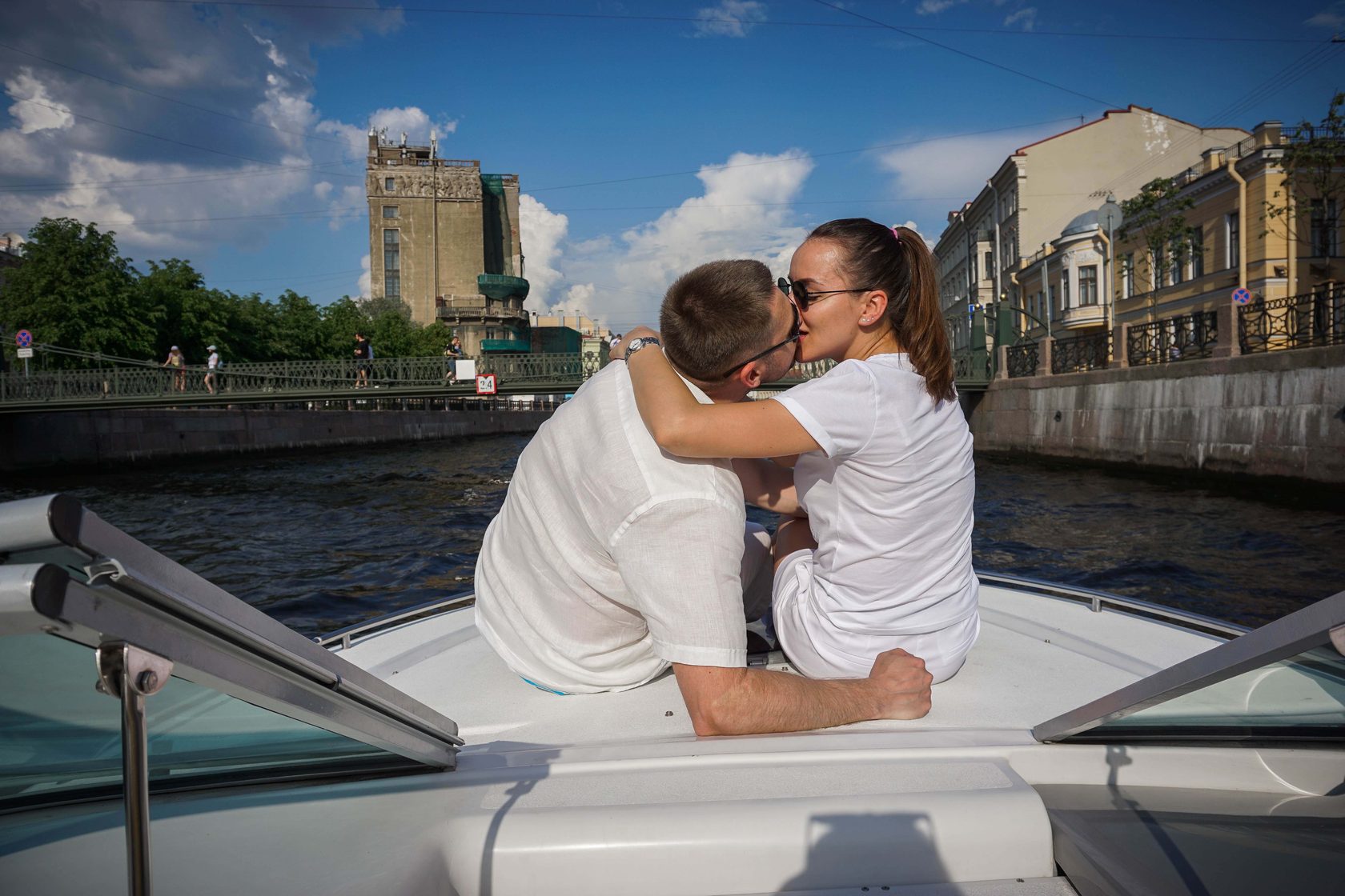 Двое в рублях. Романтическая прогулка на катере СПБ. Романтическая прогулка на катере для двоих в СПБ. Предложение руки и сердца с видом на яхты. Свидание на Неве.