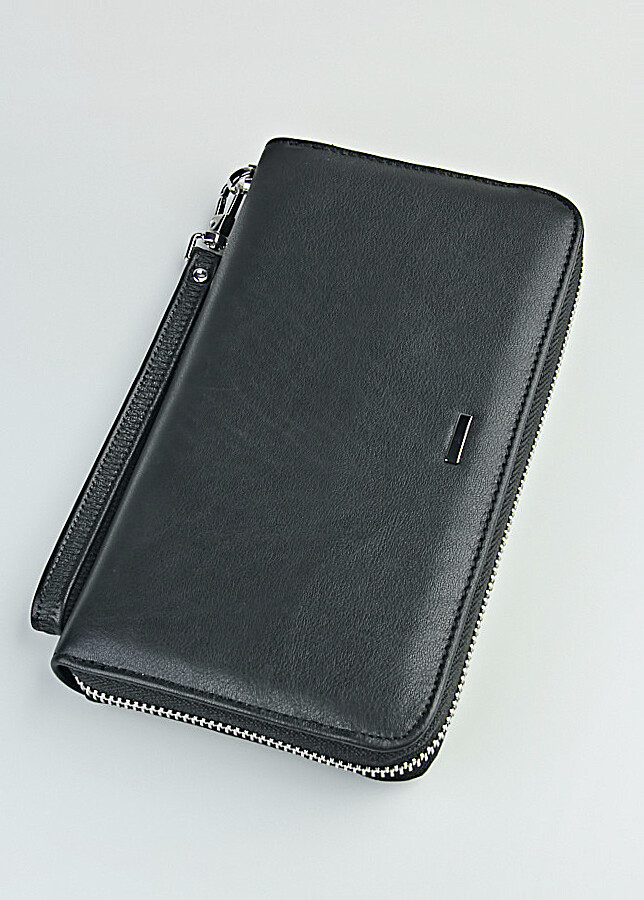 Стильный мужской клатч. Изделие имеет основное отделение, которое закрывается на металлическую молнию.