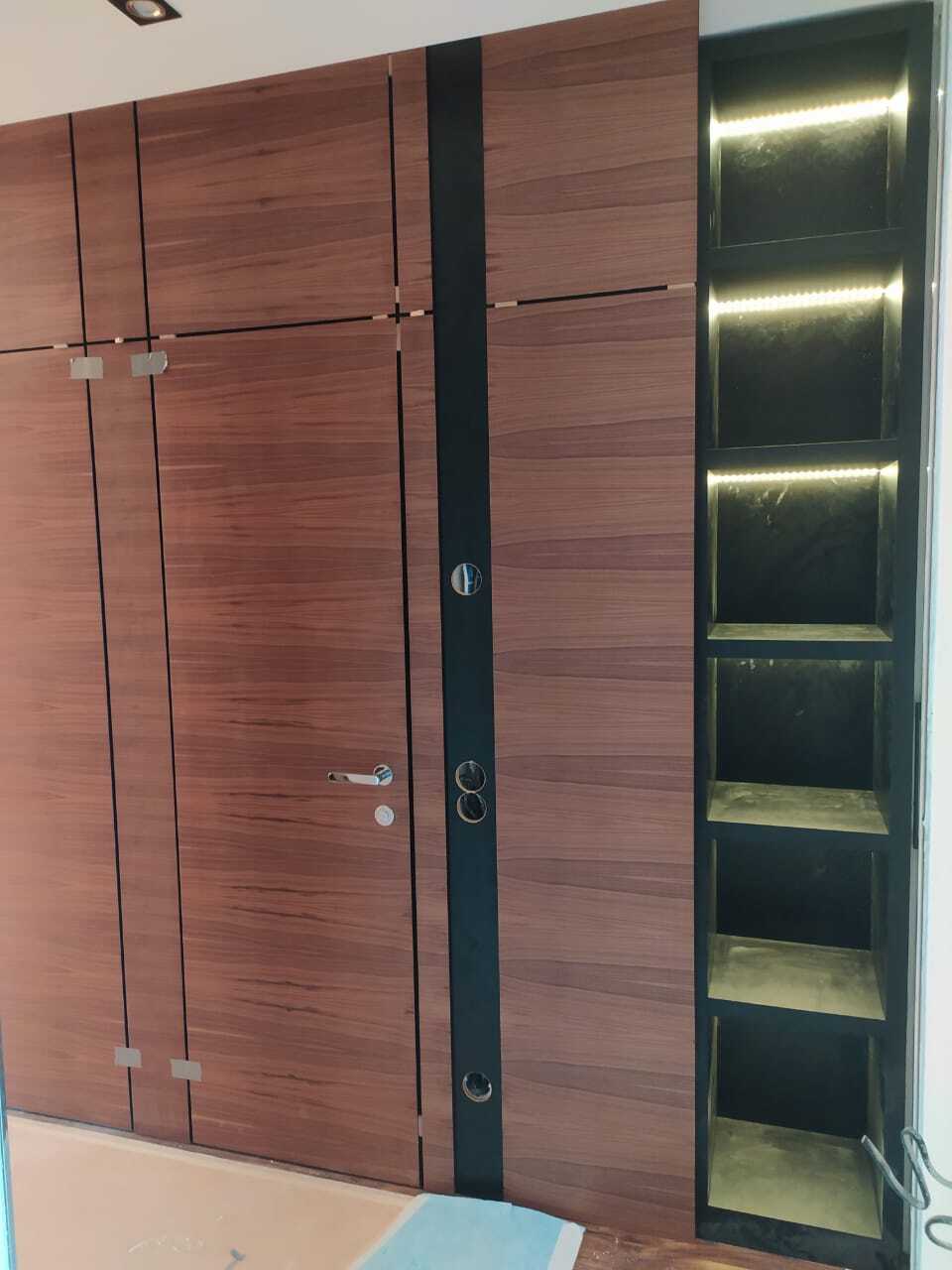 Стеновые панели из МДФ в шпоне Орех, в одном стиле с дверью 