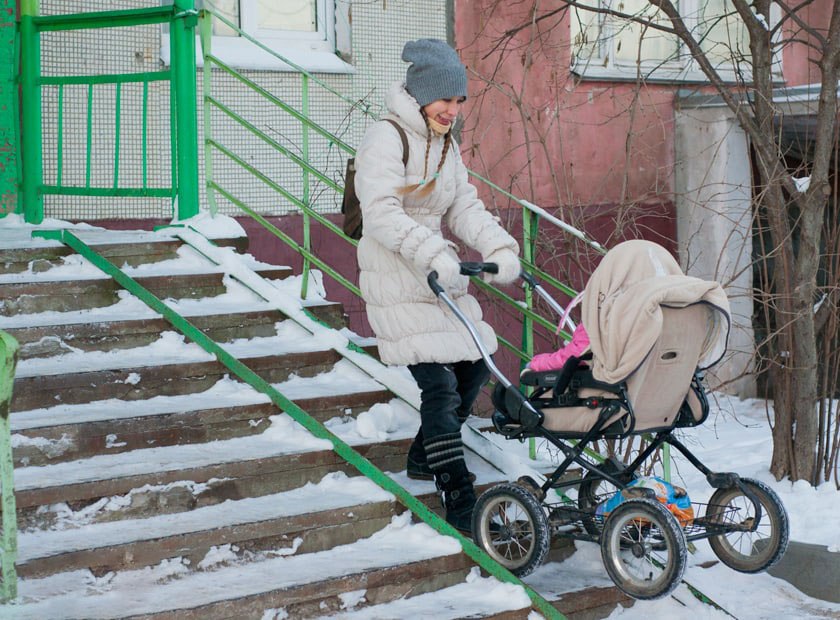 Отвезти ребенка домой. Приспособление для детской коляски для подъема по лестнице. Детская коляска и пандус. Коляска для лестницы детская. Прогулка с коляской зимой.