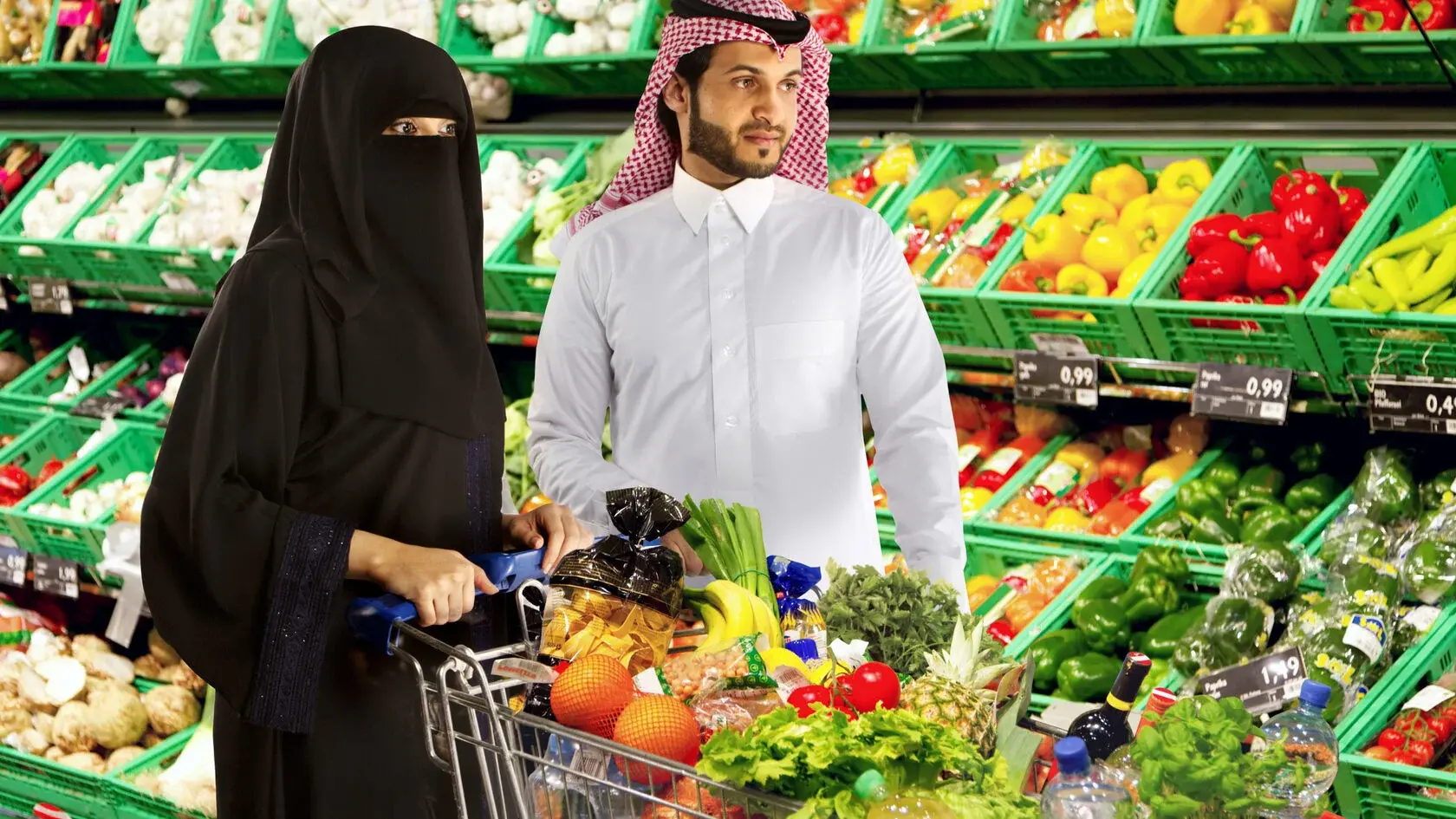 Покупатели в супермаркете в Саудовской Аравии