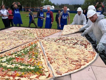 Самая большая пицца в мире весит